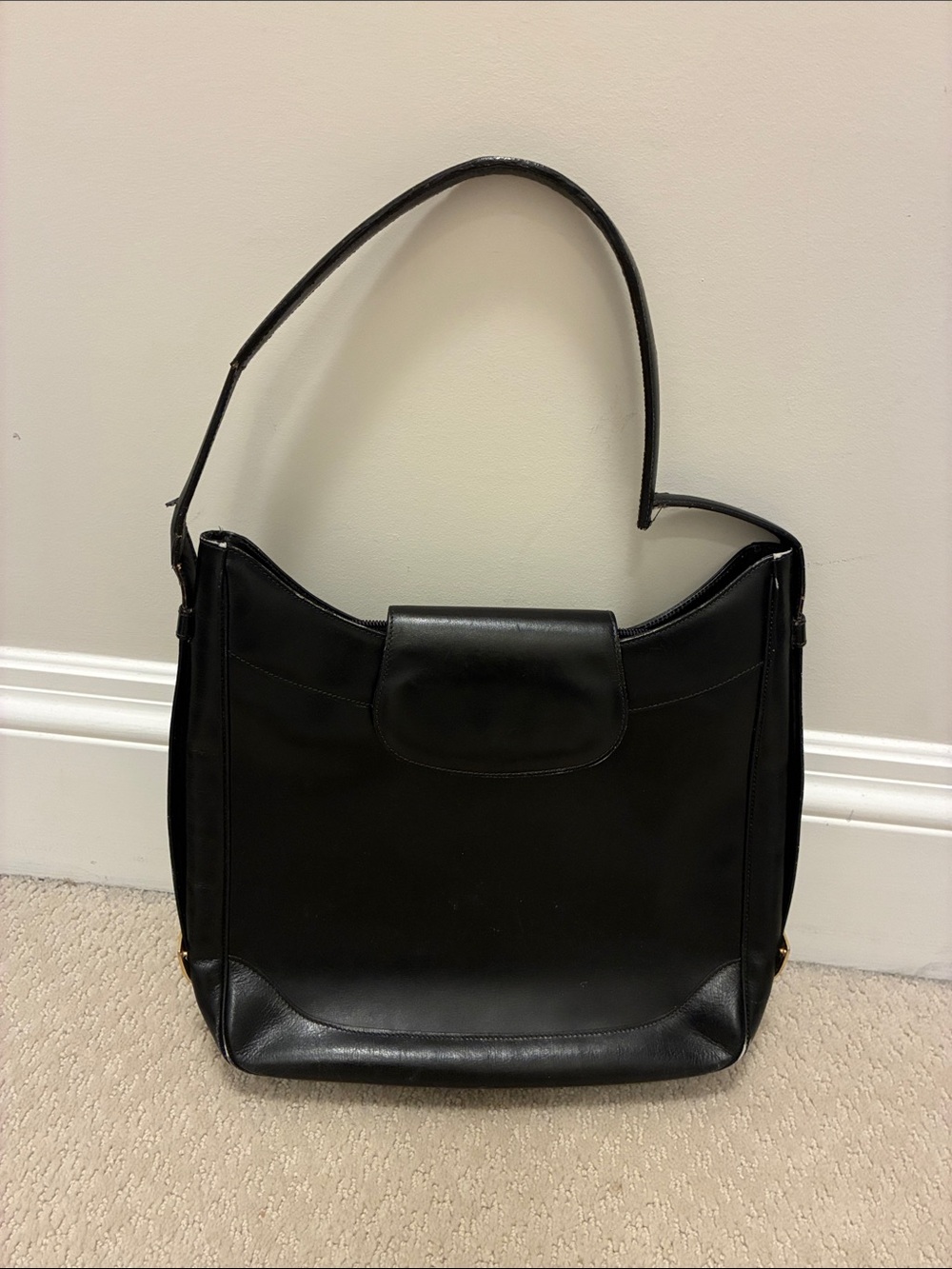 Gucci Elegant Black Leather Shoulder Bag with Flap 👝